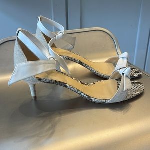 NIB ALEXANDRE BIRMAN CLARITA LINEN AND SNAKESKIN KITTEN HEEL SANDALS. 39.5/8.5
